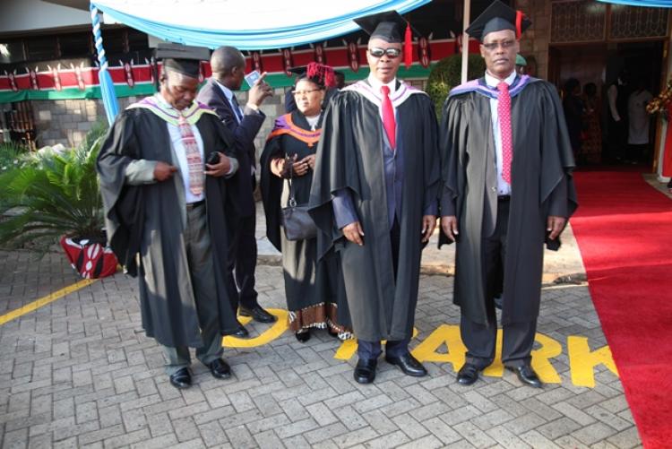 uon graduation gowns
